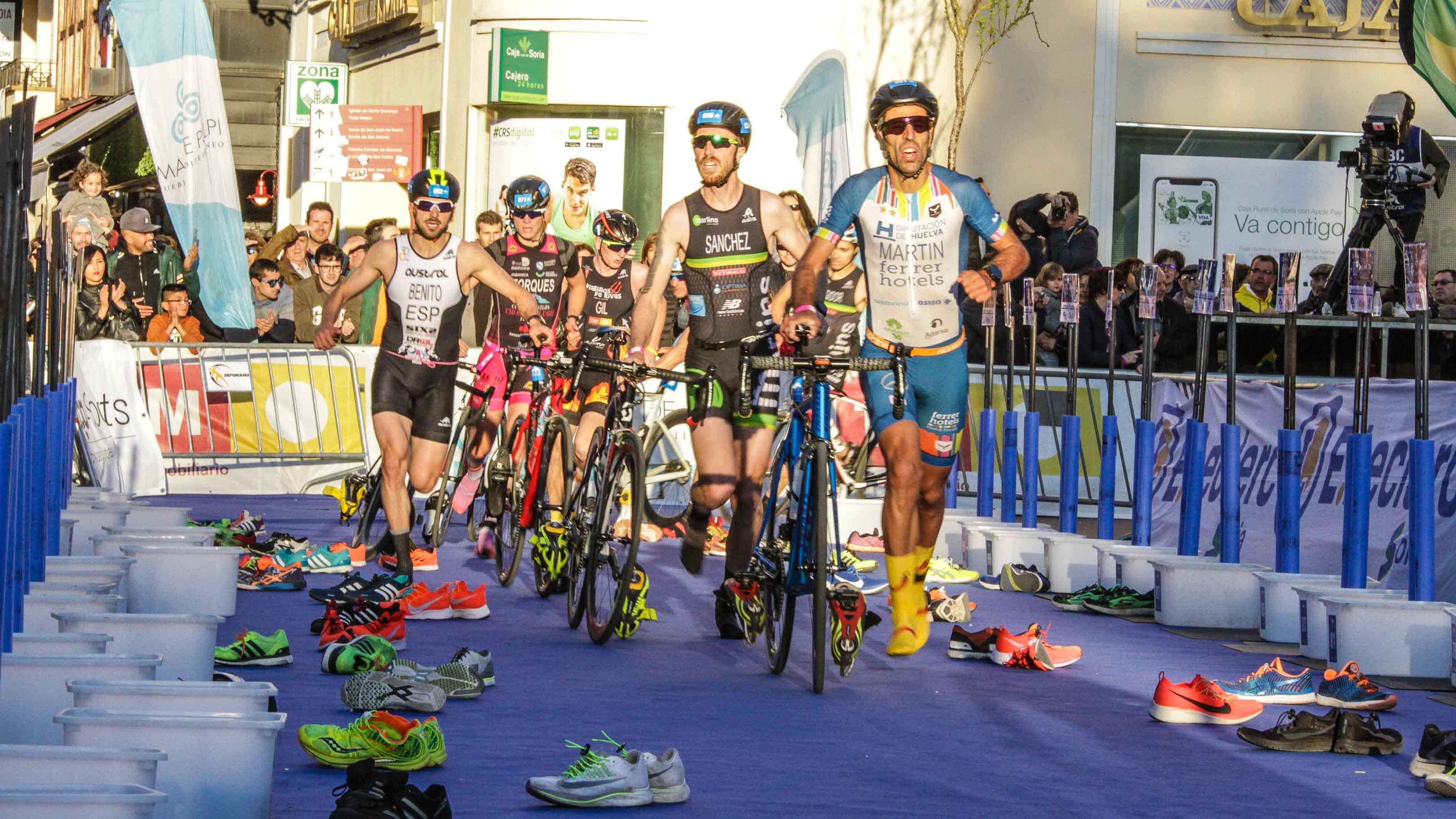 Transición de una prueba de duatlón celebrada en Soria.