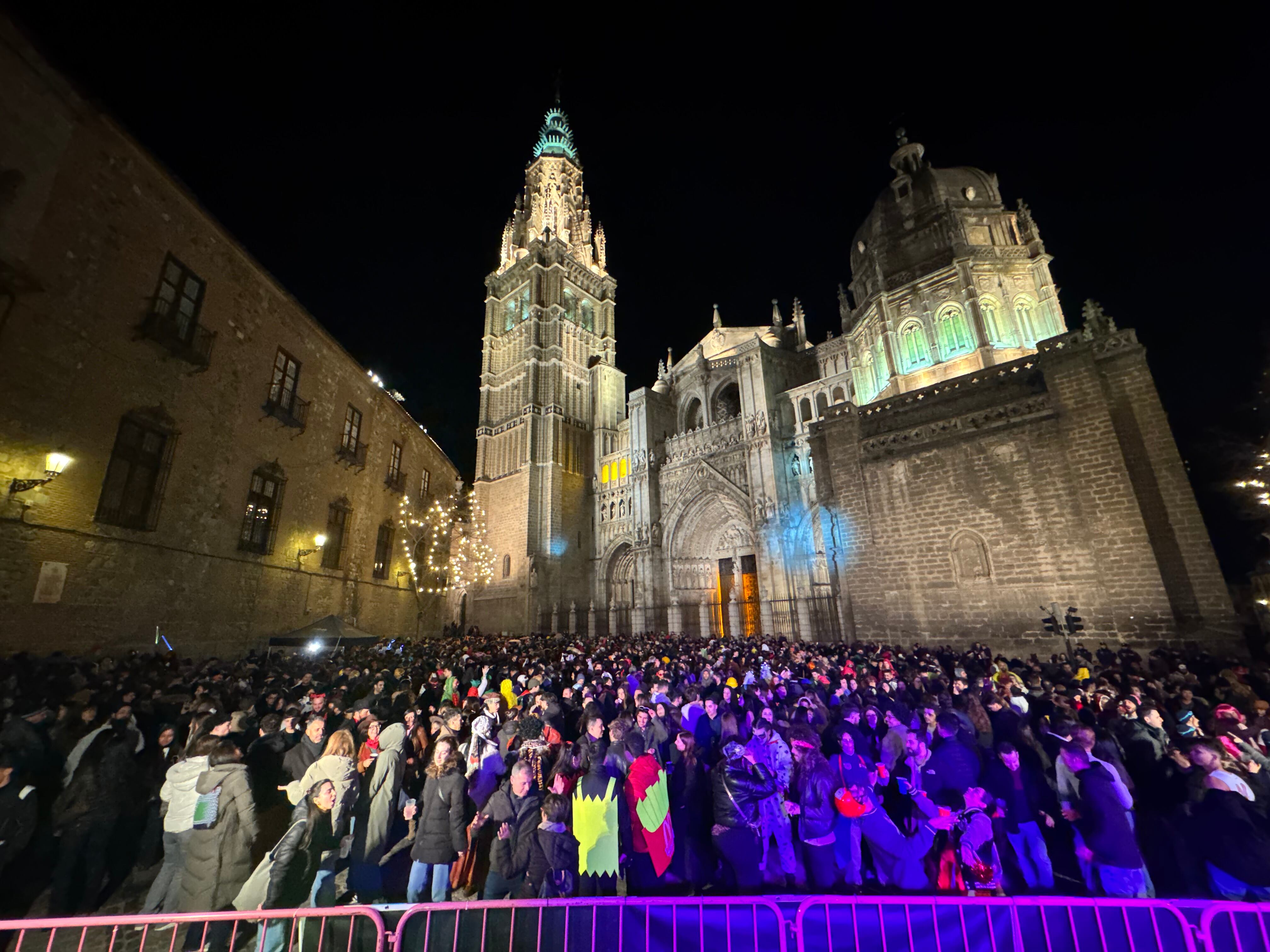 Foto del público asistente a la fiesta en la Plaza del Ayuntamiento, con la Catedral de fondo