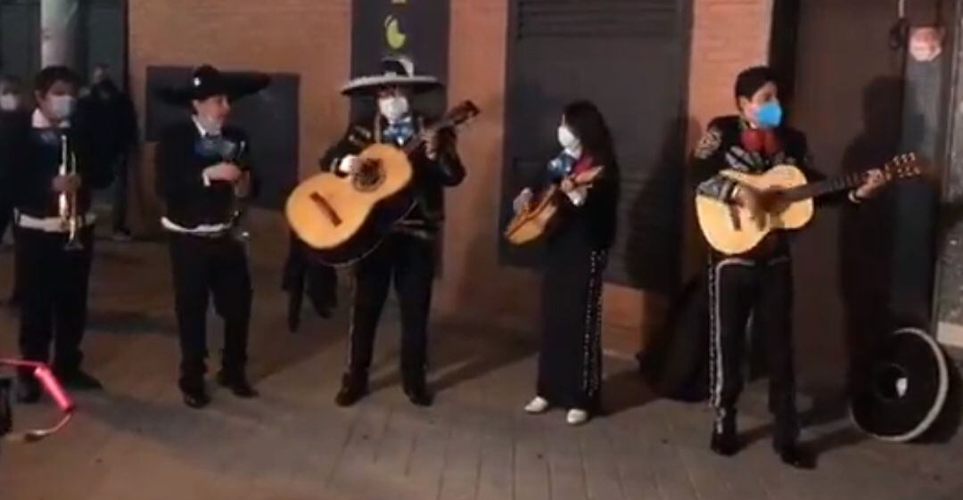 Los mariachis en la sede de Unidas Podemos