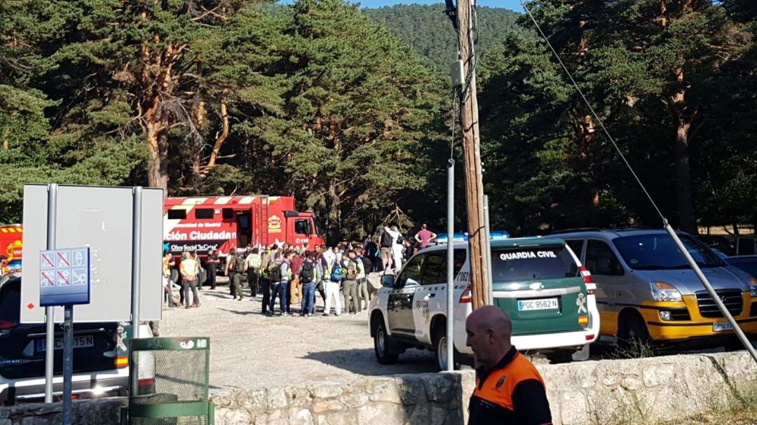 Grupos de 10 voluntarios junto a personal especializado buscarán a Blanca Fernández Ochoa en el valle de la Fuenfría 
 Imagen de vehículos de la Guardia Civil y Bomberos en Cercedilla para participar en el dispositivo de búsqueda de Blanca Fernández Ochoa.
 
 
 