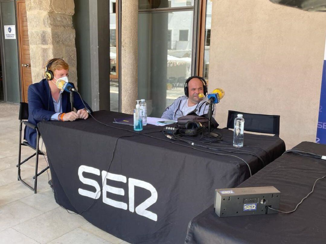 Ignacio Gragera con Gaspar García durante el programa celebrado en la Plaza Alta de Badajoz con motivo de las fiestas de San Juan