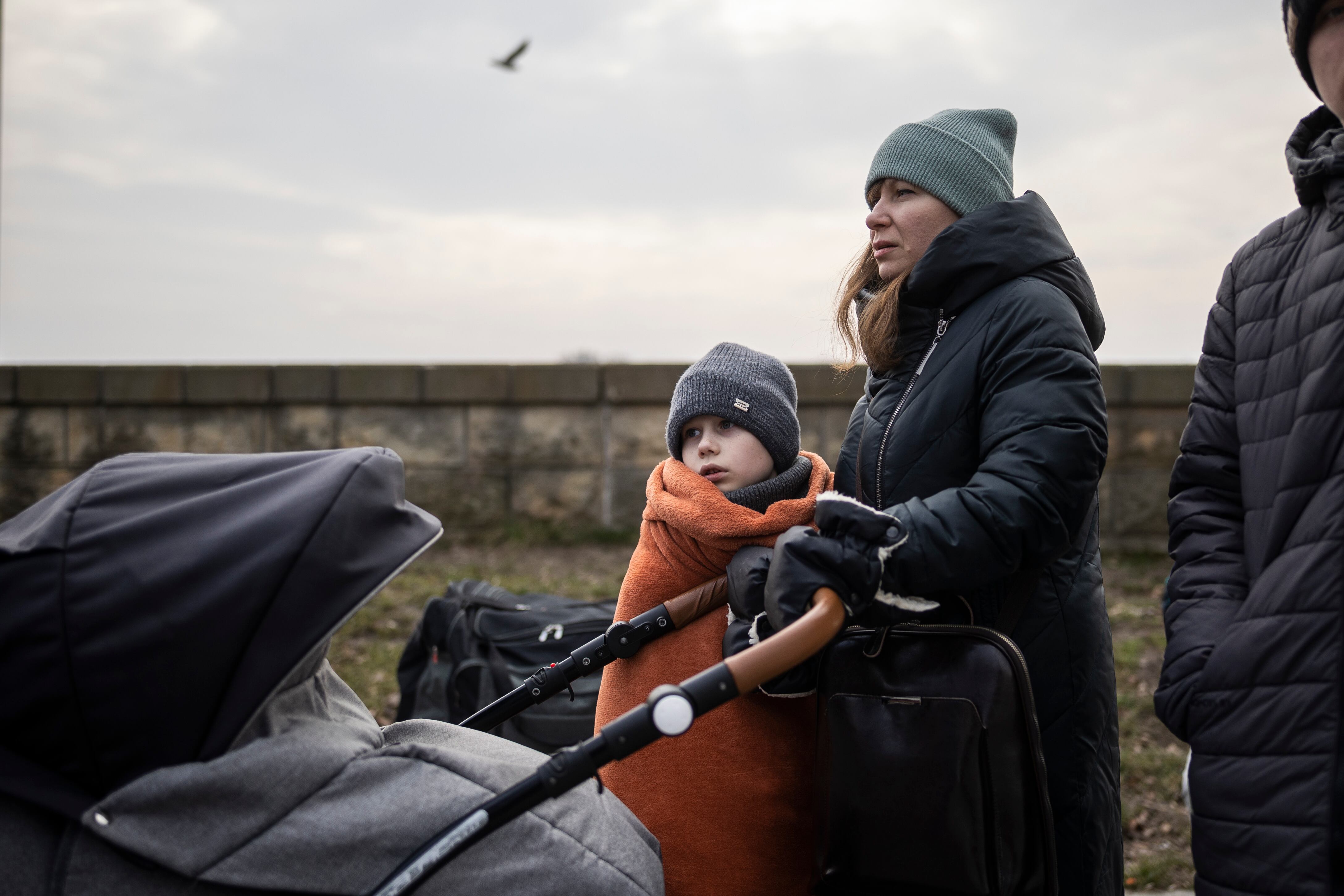 CRACOVIA (POLONIA), 09/03/2022.- Refugiados ucranianos esperan al autobús fletado por Farmacéuticos Solidarios, para emprender su viaje a España. EFE/Rodrigo Jiménez