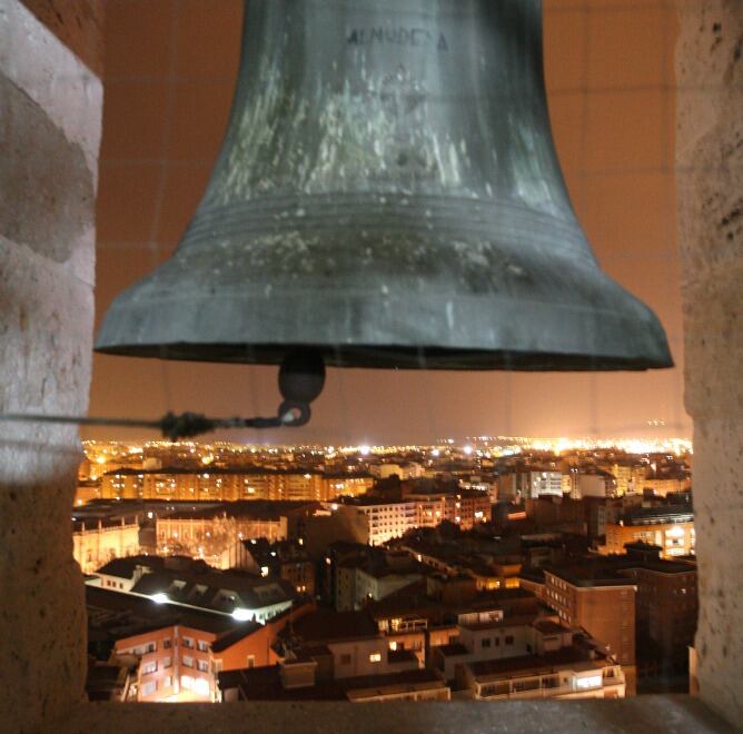 Vista panorámica, nocturna, de la ciudad desde la torre de la catedral de Valladolid