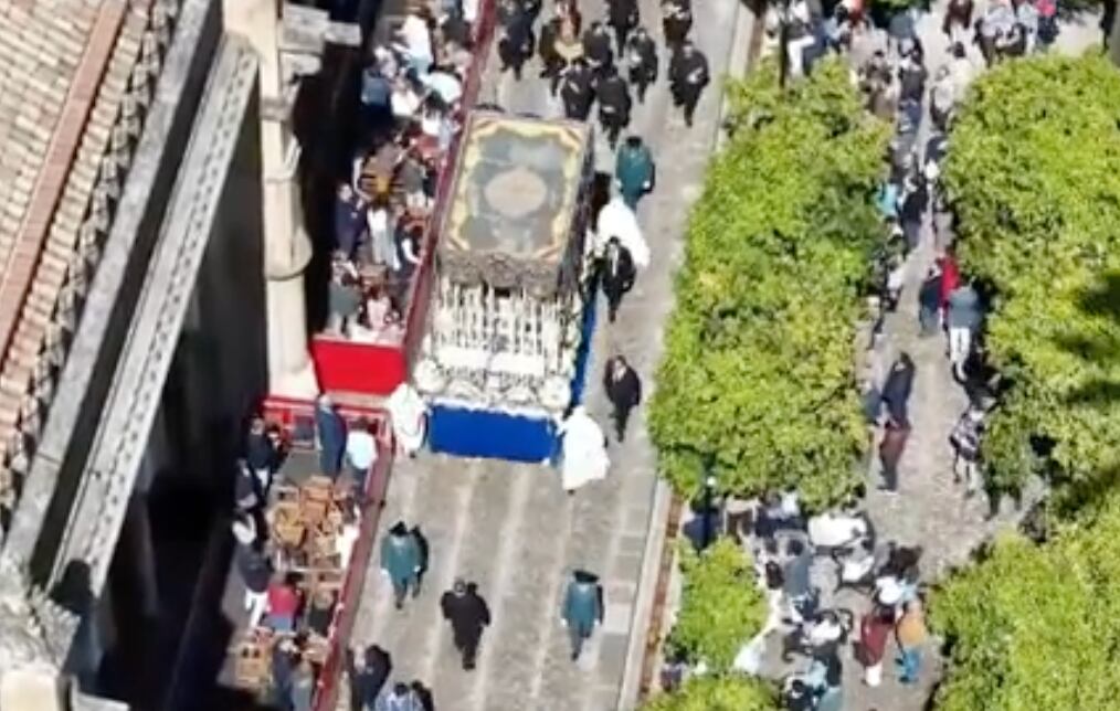 La Virgen de la Palma en su recorrido por el interior del Patio de los Naranjos de la Mezquita Catedral de Córdoba