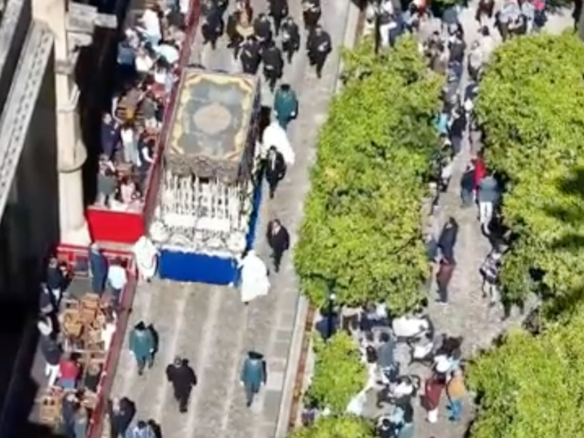 Una emergencia sanitaria en el Patio de los Naranjos obliga a parar el recorrido de los pasos y a retirar parte de las sillas de la carrera oficial de Córdoba