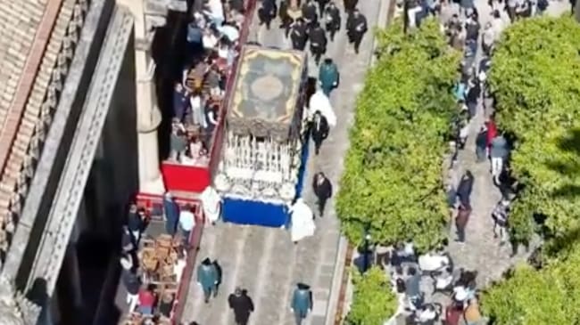 La Virgen de la Palma en su recorrido por el interior del Patio de los Naranjos de la Mezquita Catedral de Córdoba