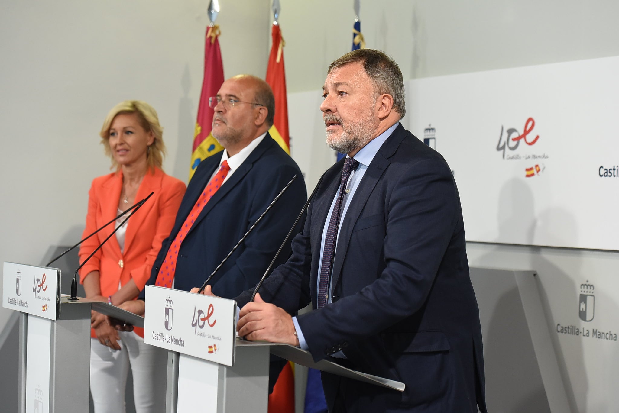 La delegada de la Junta (i), el vicepresidente del gobierno regional (c) y el alcalde de Cuenca (d), en la rueda de prensa tras la reunión