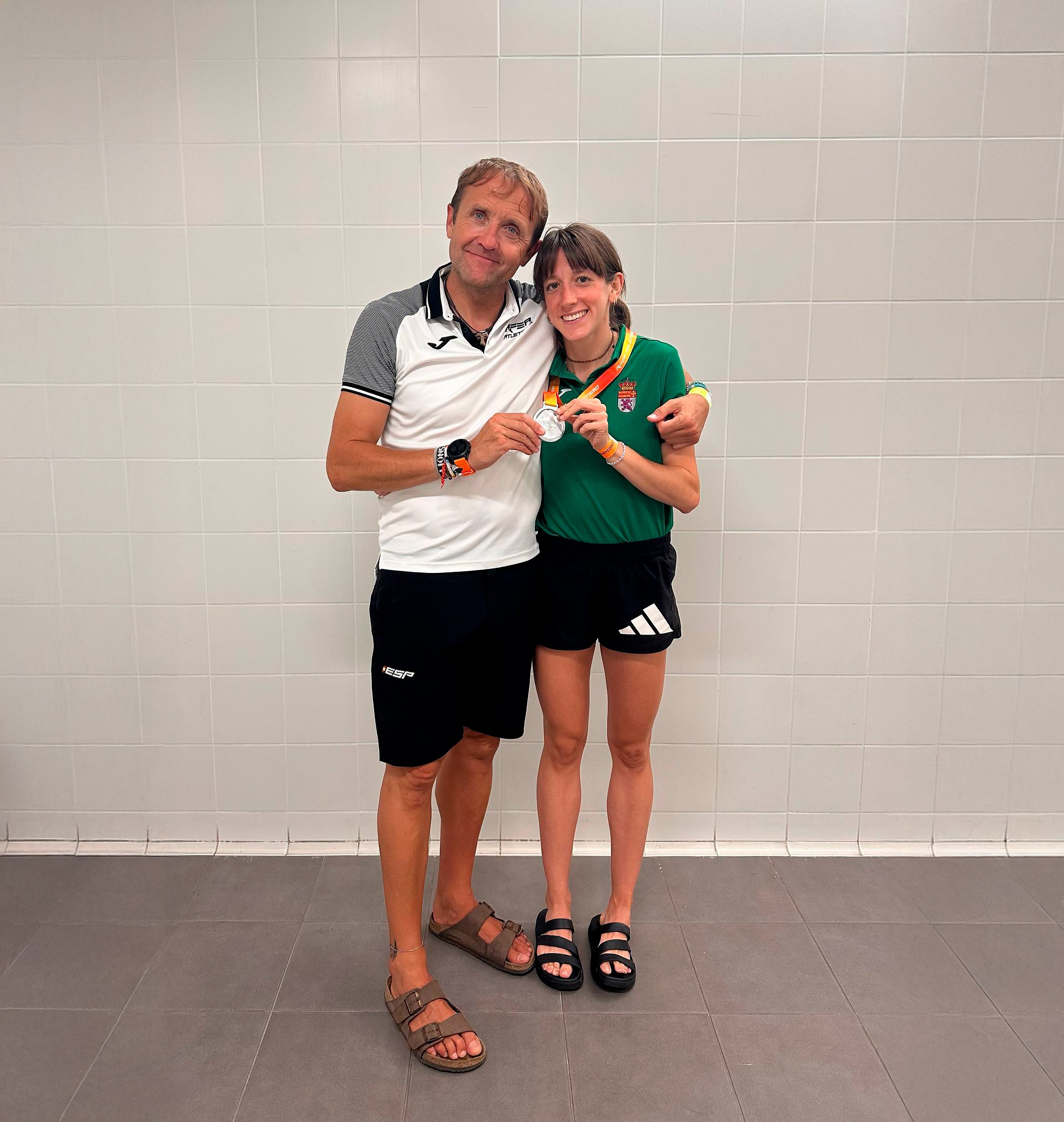 June Arbeo y José Villacorta celebran la plata.