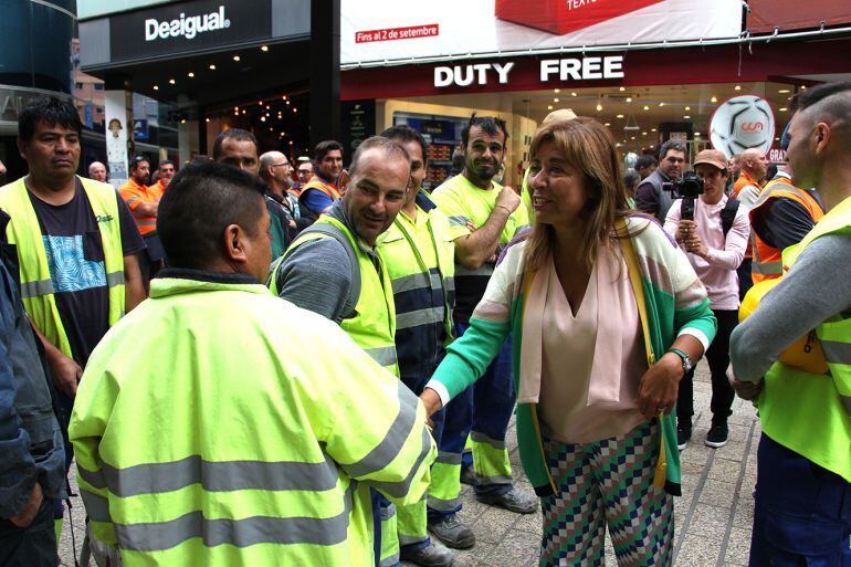 La cònsol major d'Andorra la Vella, Conxita Marsol, saluda els operaris que han participat en la remodelació de l'avinguda Meritxell.