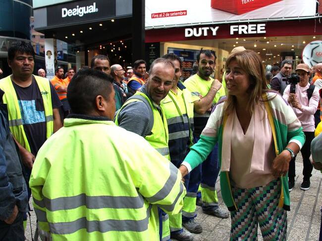 La cònsol major d'Andorra la Vella, Conxita Marsol, saluda els operaris que han participat en la remodelació de l'avinguda Meritxell.