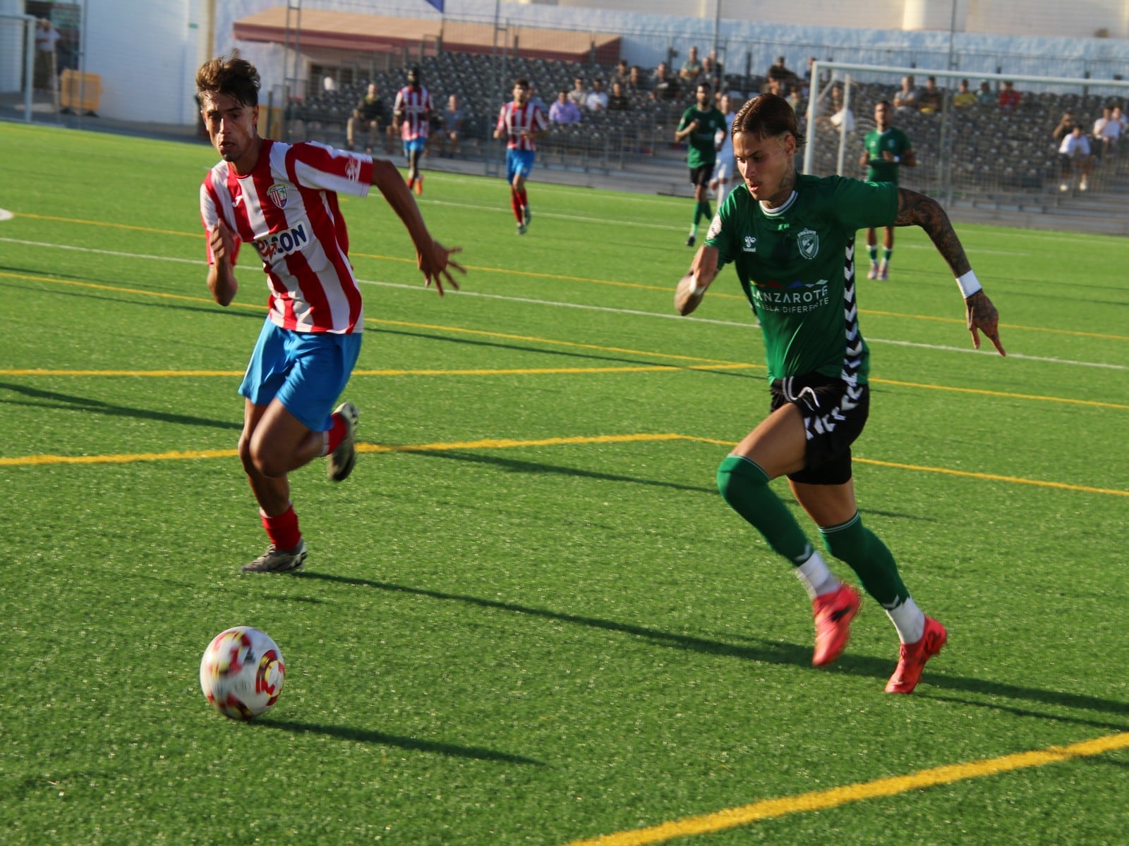 Jugadores del San Bartolomé CF y Unión Sur Yaiza en la eliminatoria del LV Torneo San Ginés.