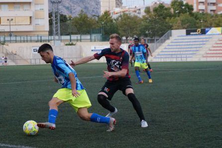 Ferrán García evita el avance de un rival