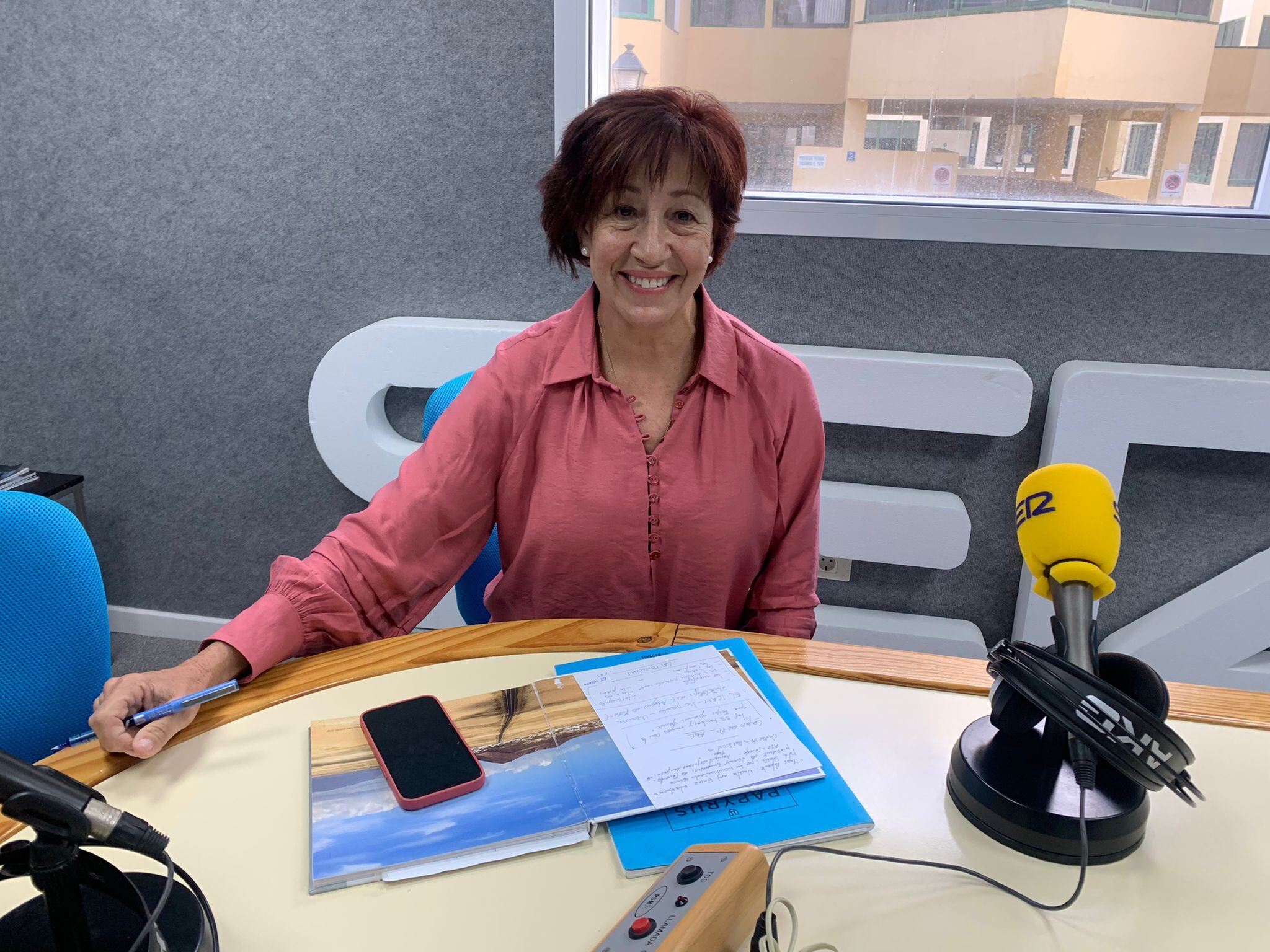 Inés Rojas, autora de &#039;Sin género de duda&#039; en los estudios de SER Lanzarote durante el programa Hoy por Hoy Local.