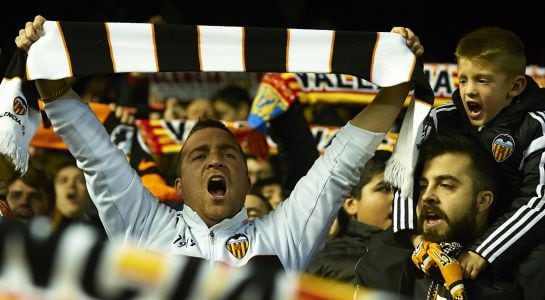 Aficionados valencianistas cantan durante el paritdo ante el Madrid