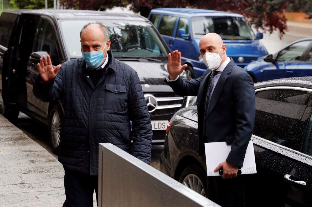 Javier Tebas y Luis Rubiales, a su llegada al CSD para la firma del código de buena conducta.