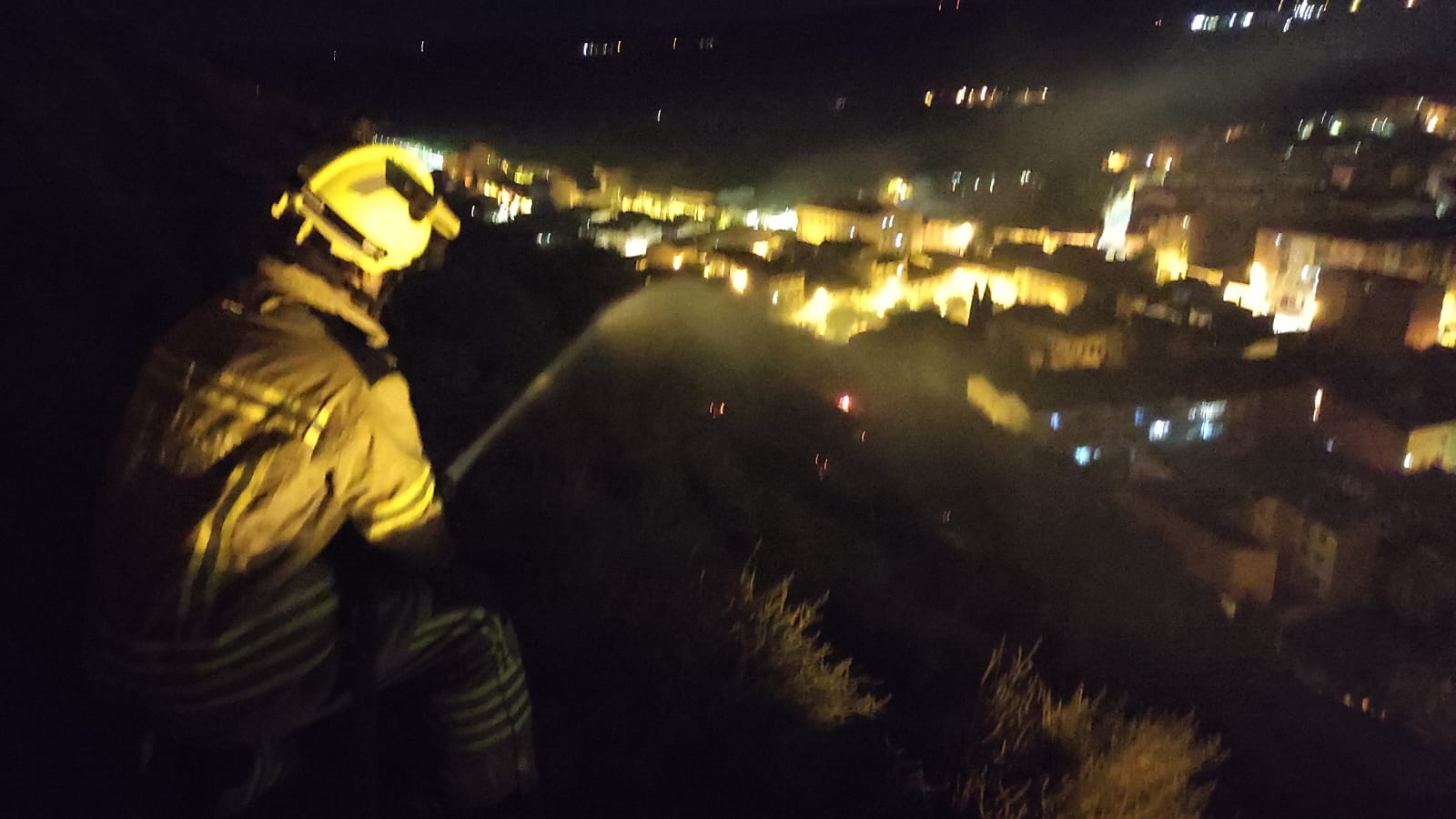 Retén de los bomberos tras el incendio en la ladera del castillo de Monzón