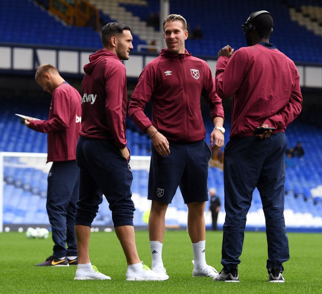 El West Ham en el césped del Goodison Park antes de su partido contra el Everton