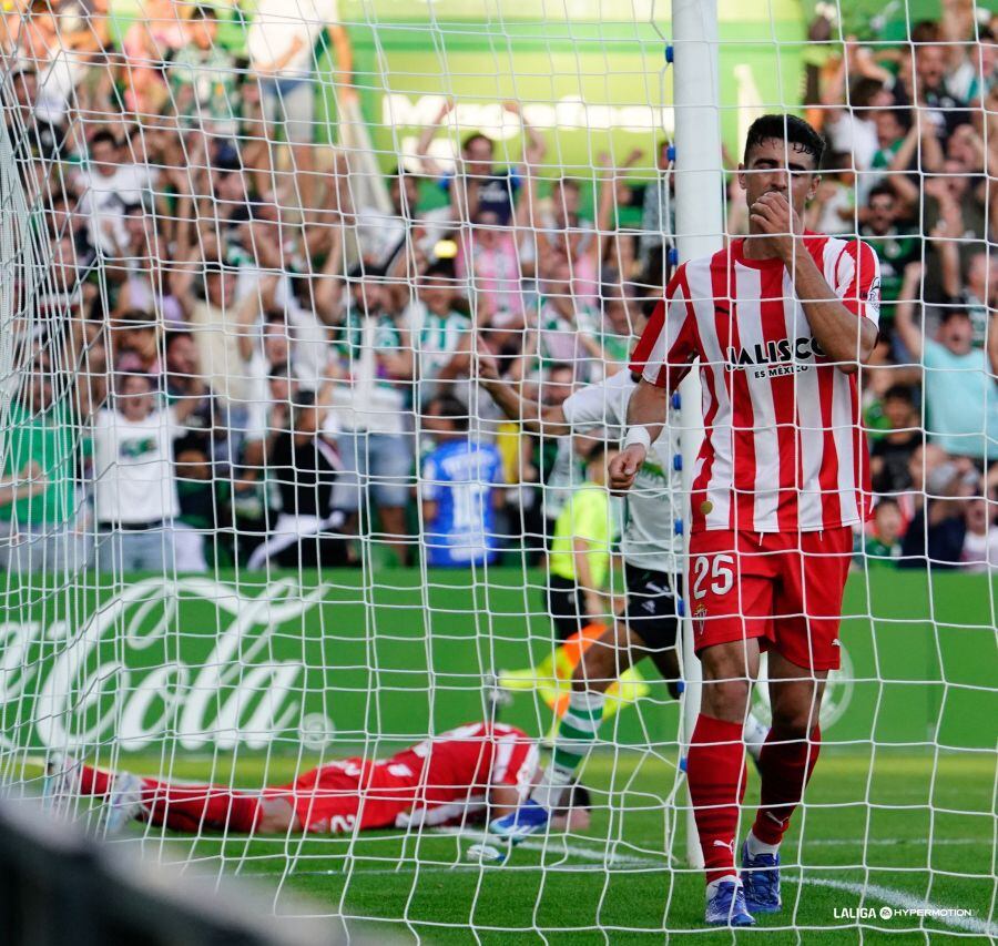 Pascanu y Rober Pier lamentan uno de los goles encajados por el Sporting en El Sardinero.