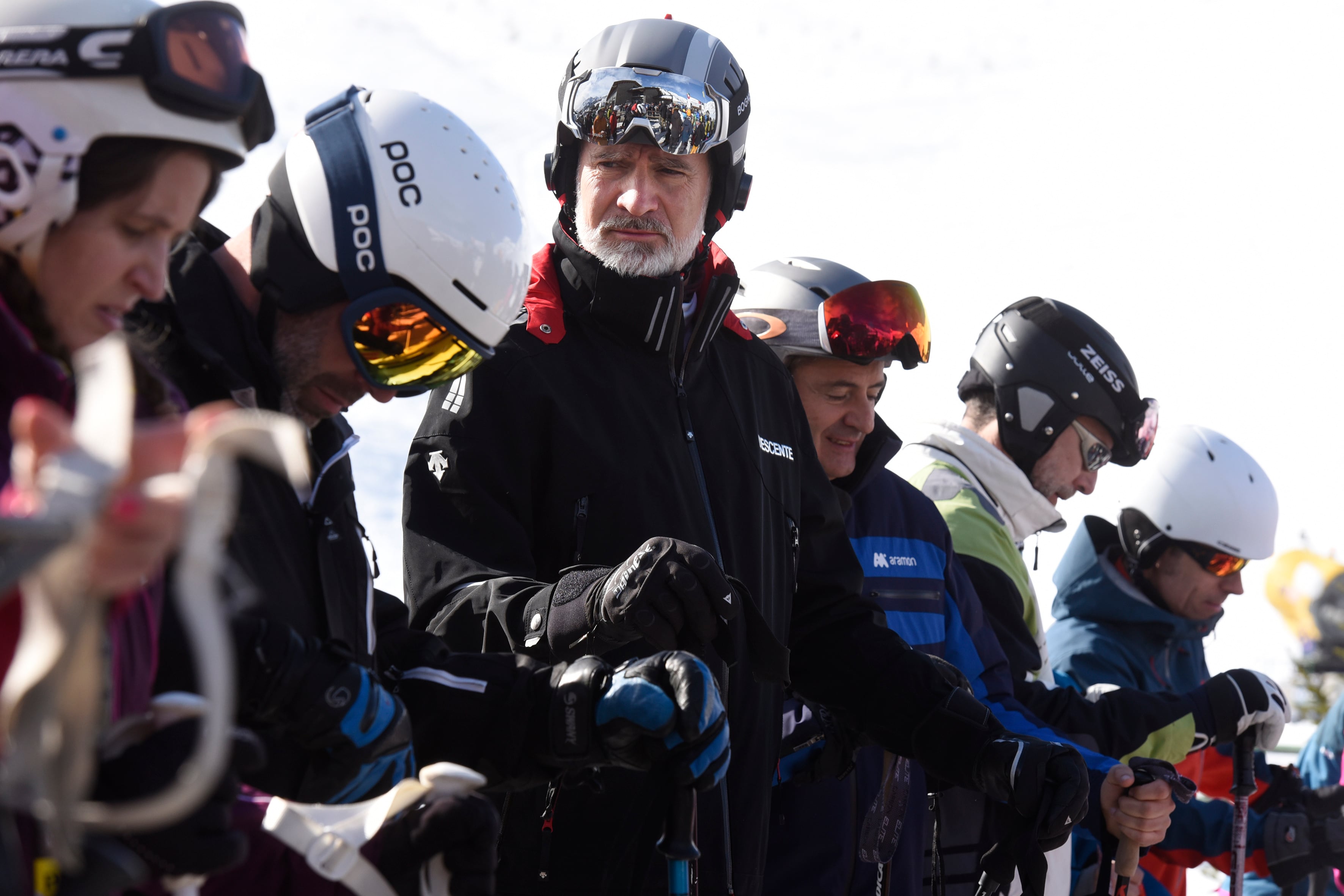 FORMIGAL (HUESCA), 16/03/2024.-El Rey Felipe VI espera su turno para coger el telesilla, este sábado en que ha acudido a esquiar a la estación de esquí de Formigal.-EFE/ Javier Blasco
