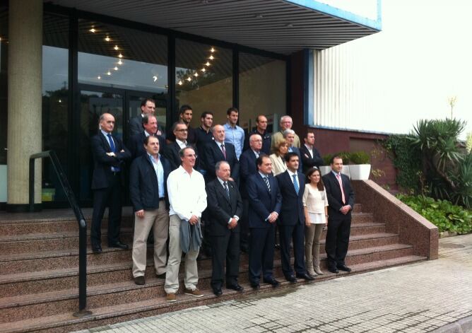 Jokin Aperribay posa con miembros de la empresa que visitaban, del Consejo de Administración, ex jugadores, el ex presidente Iñaki Alkiza, y Markel, Zaldua y Agirretxe del primer equipo.