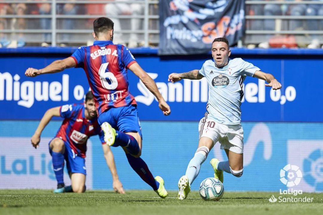 Sergio Álvarez y Iago Aspas disputan un balón dividido. 