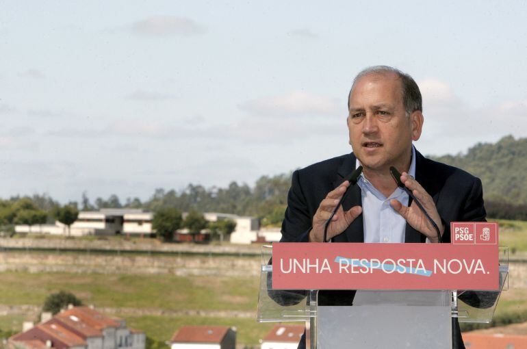 El candidato del PSdG a la presidencia de la Xunta, Xaquín Fernández Leiceaga, durante su intervención esta mañana en Santiago para presentar las bases programáticas de su partido para las elecciones autonómicas del 25 de septiembre.