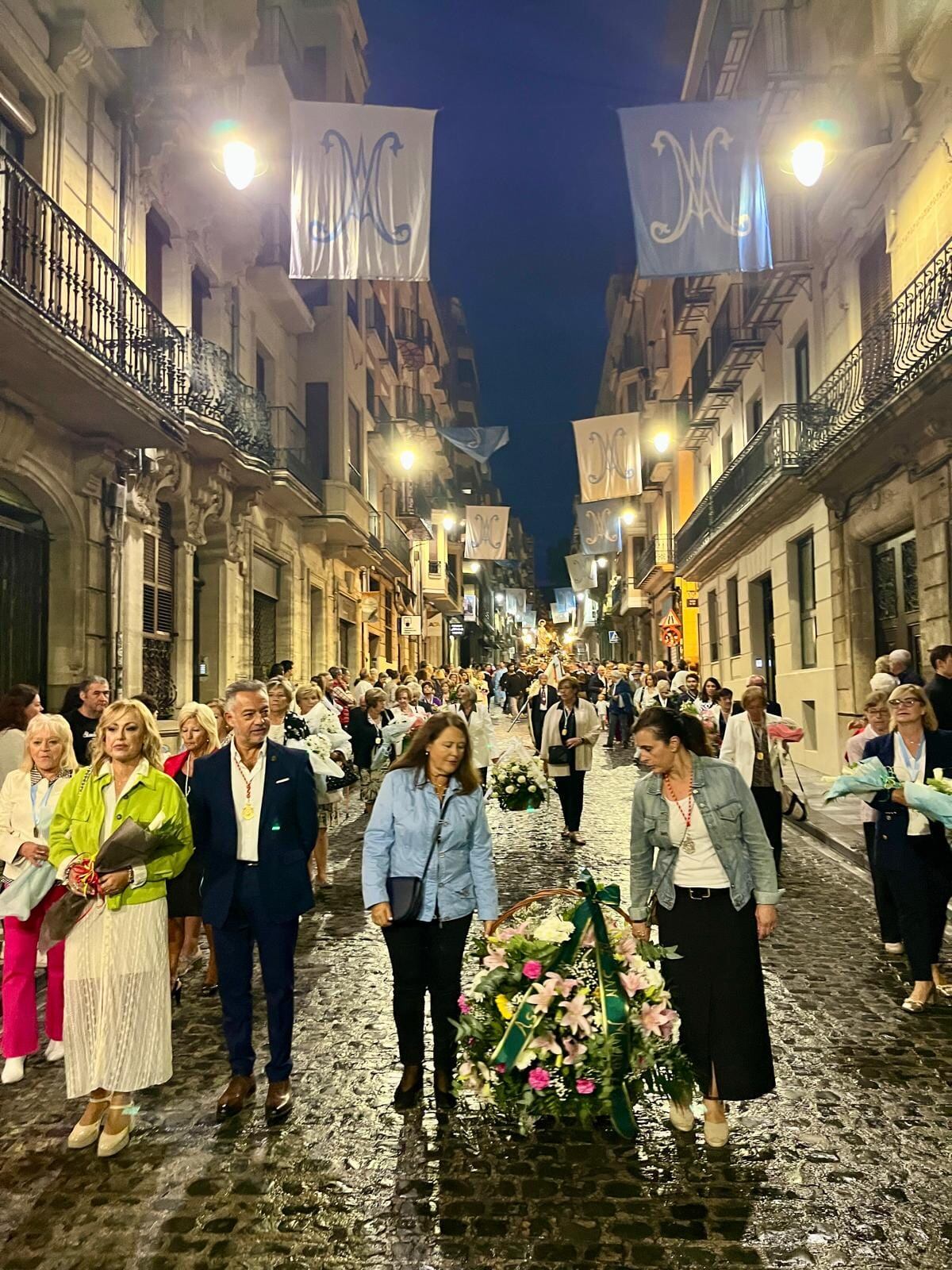 Representantes de entidades y asociaciones alcoyanas portando flores a la Virgen de los Lirios.