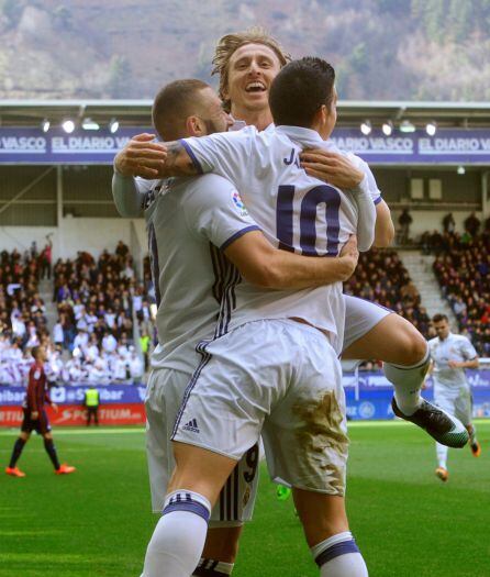 Benzema se abraza con James y Modric.
