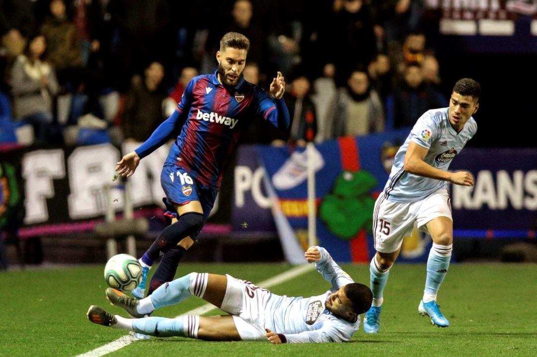 Rochina ante Rafinha durante el Levante- Celta