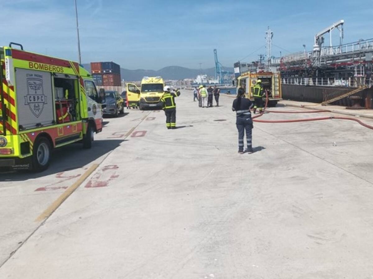 Un trabajador de un barco en Algeciras, atendido por inhalación de humos