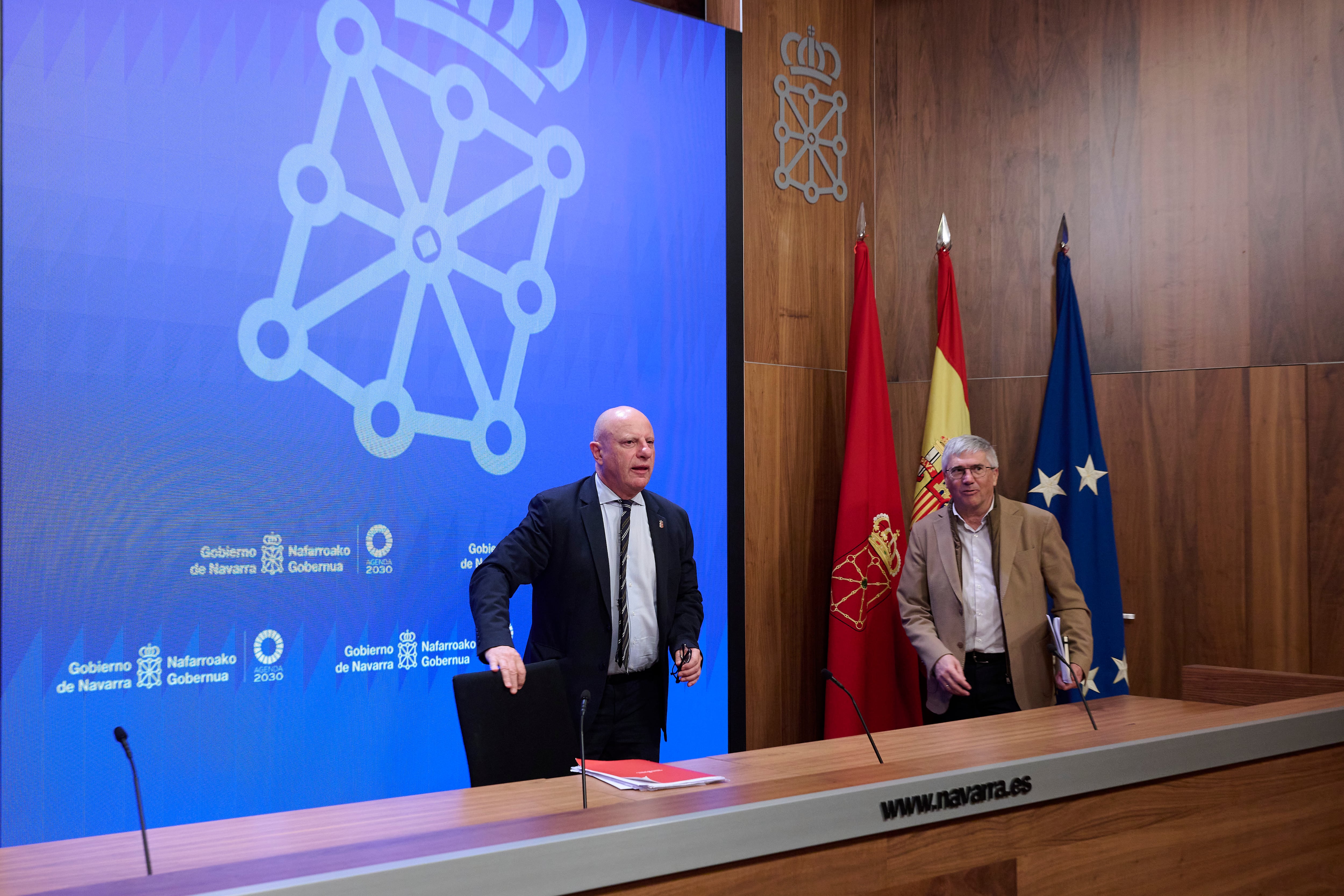 El consejero de Educación del Gobierno de Navarra, Carlos Gimeno y el Director General de Formación Profesional, Gil Sevillano, durante su comparecencia este jueves en Pamplona para dar a conocer la situación del CREENA. EFE/Iñaki Porto