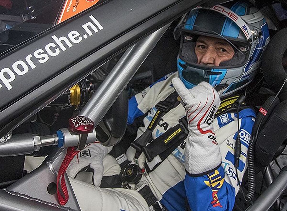 Vinyes al volant del seu cotxe.