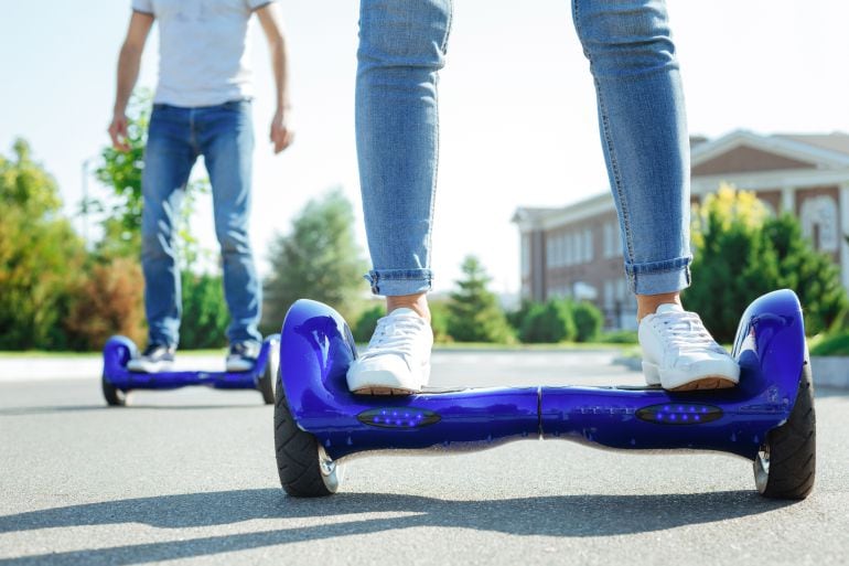 Dos usuarios sobre sus hoverboard