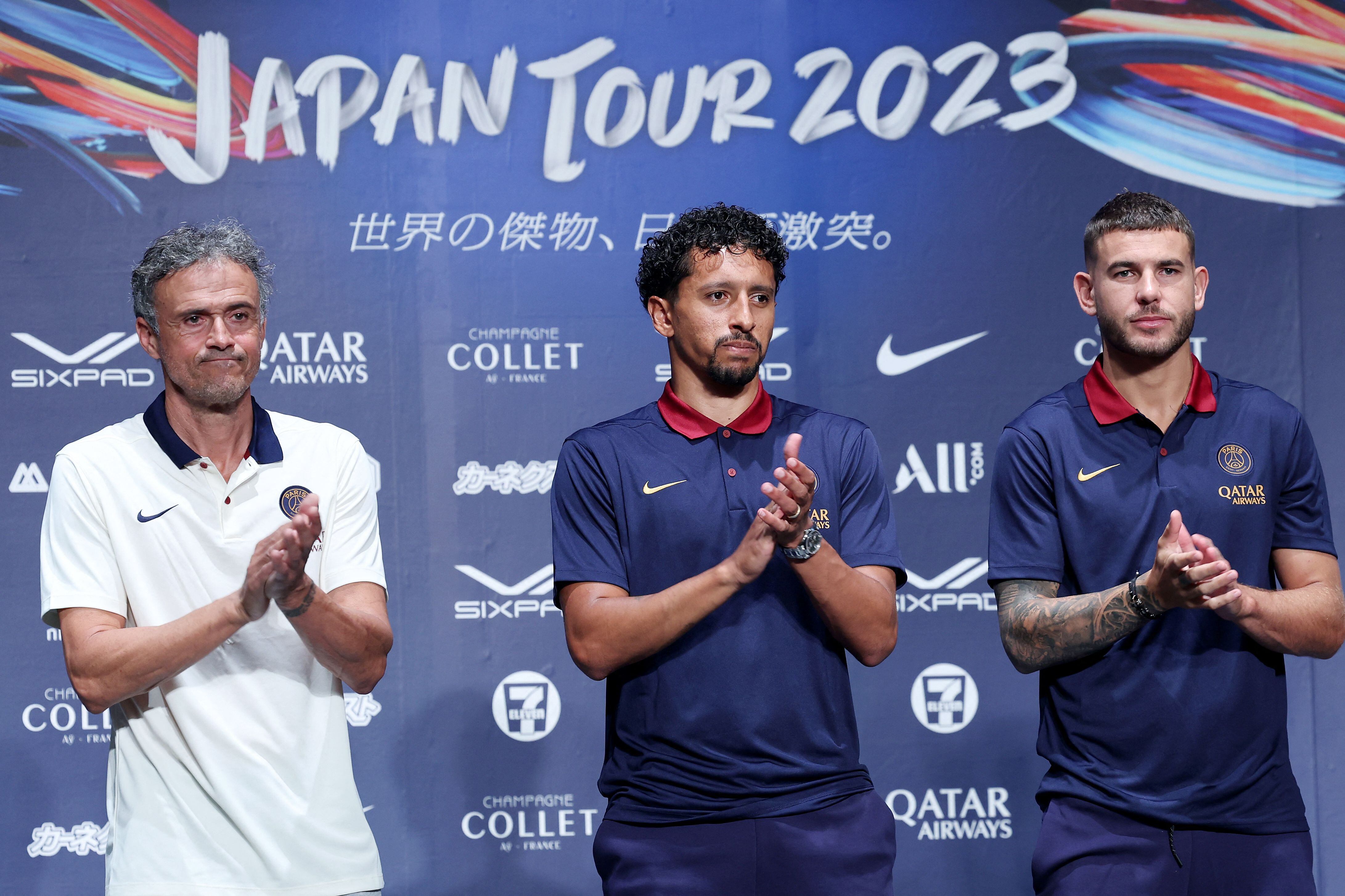 Luis Enrique, con Marquinhos y Lucas Hernández en un acto de pretemporada del PSG. (Photo by PAUL MILLER / AFP) (Photo by PAUL MILLER/AFP via Getty Images)