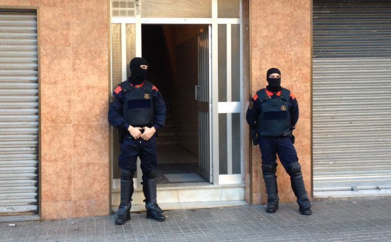 Els Mossos custodien un immoble que està sent escorcollat a l&#039;Hospitalet en aquesta operació contra el tràfic de dones 