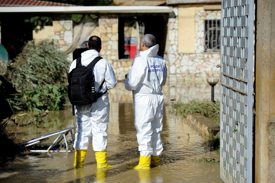 Personal forense analiza la casa en la que, según medios locales, han muerto 9 personas 