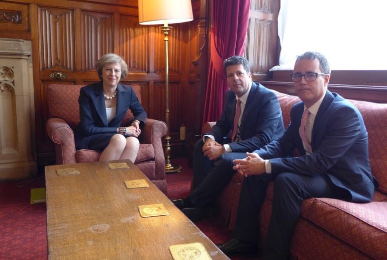 Theresa May y Fabian Picardo, durante el encuentro que ambos mantuvieron en Londres el pasado mes de julio.