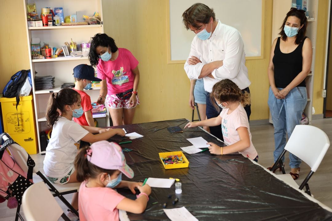 Javier Ayala (c), durante una visita a una Fuenlicolonia este verano.