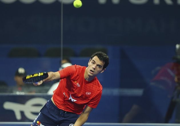 Coki Nieto, en acción, en el Mundial de Pádel