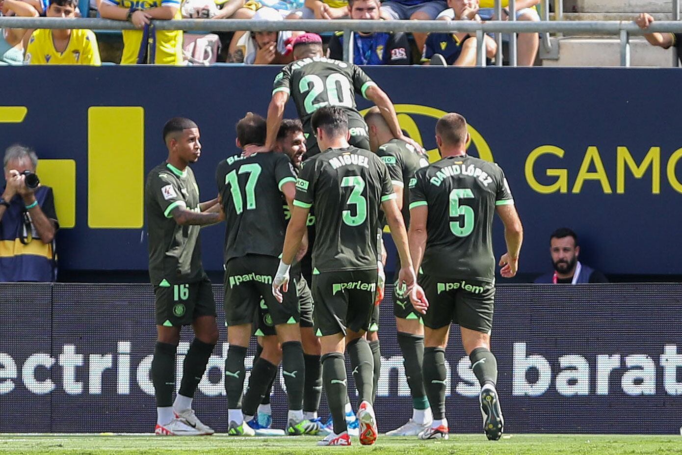 CÁDIZ, 07/10/2023.- los jugadores del Girona CF celebran el primer tanto marcado por el centrocampista del Girona CF, Aleix García durante el partido de LaLiga disputado este sábado en el estadio Nuevo Mirandilla de Cádiz. EFE/Román Ríos
