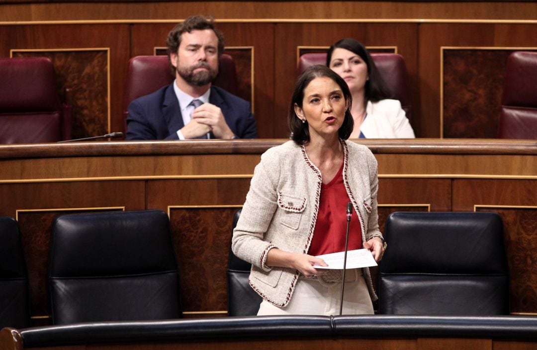  La ministra de Industria, Comercio y Turismo, Reyes Maroto, interviene en el pleno celebrado en el Congreso de los Diputados posterior a la sesión de Control d