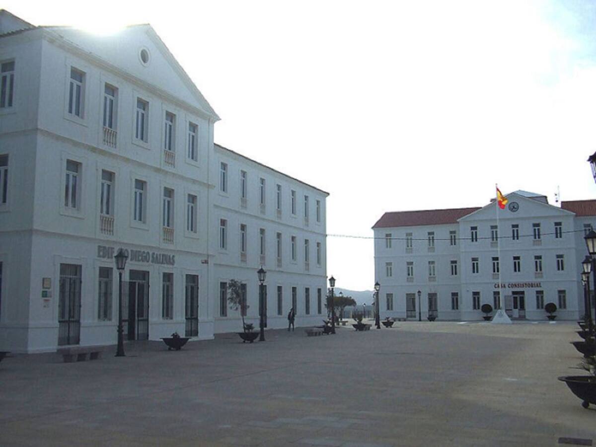 El Edificio Diego Salinas, posible nuevo punto de vacunación de COVID-19 en San Roque