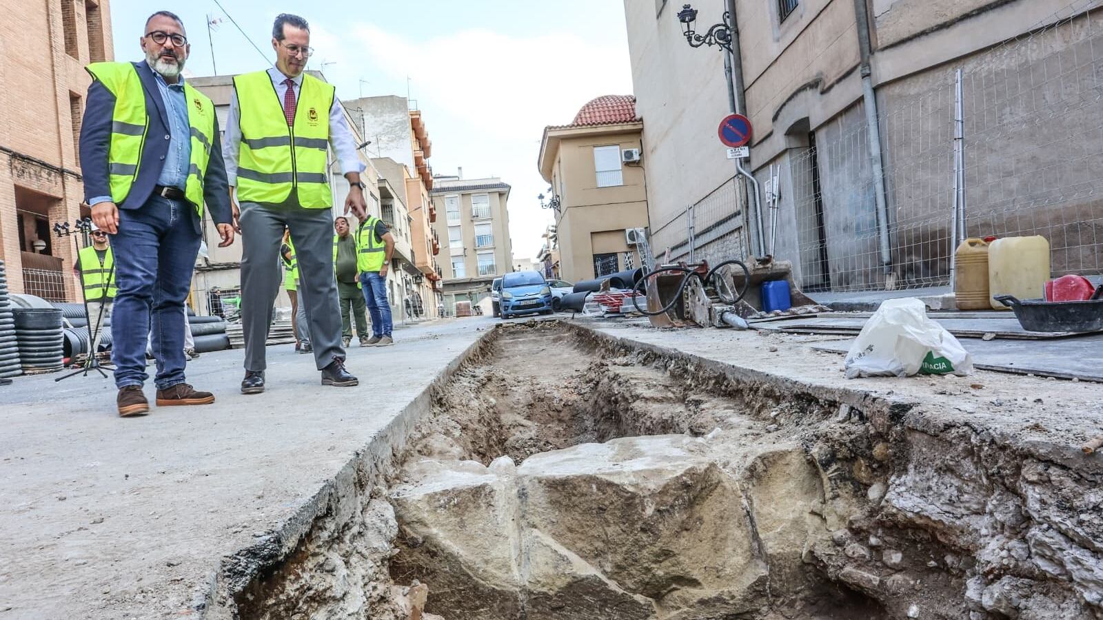 Según ha explicado el alcalde, Rubén Alfaro, los elementos descubiertos se integrarán en el diseño del nuevo espacio urbano
