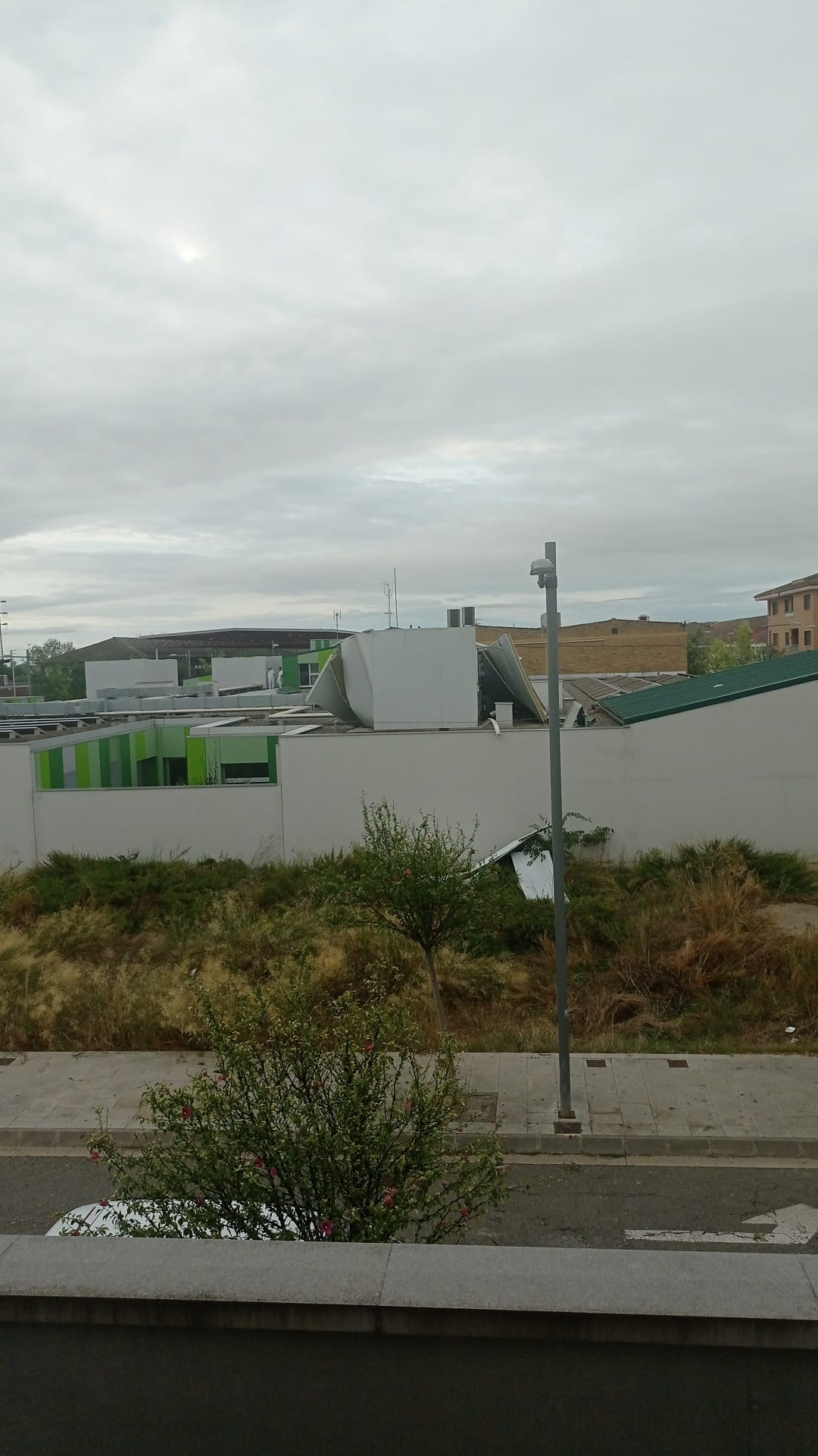 Centro de Salud de Binéfar tras la tormenta.