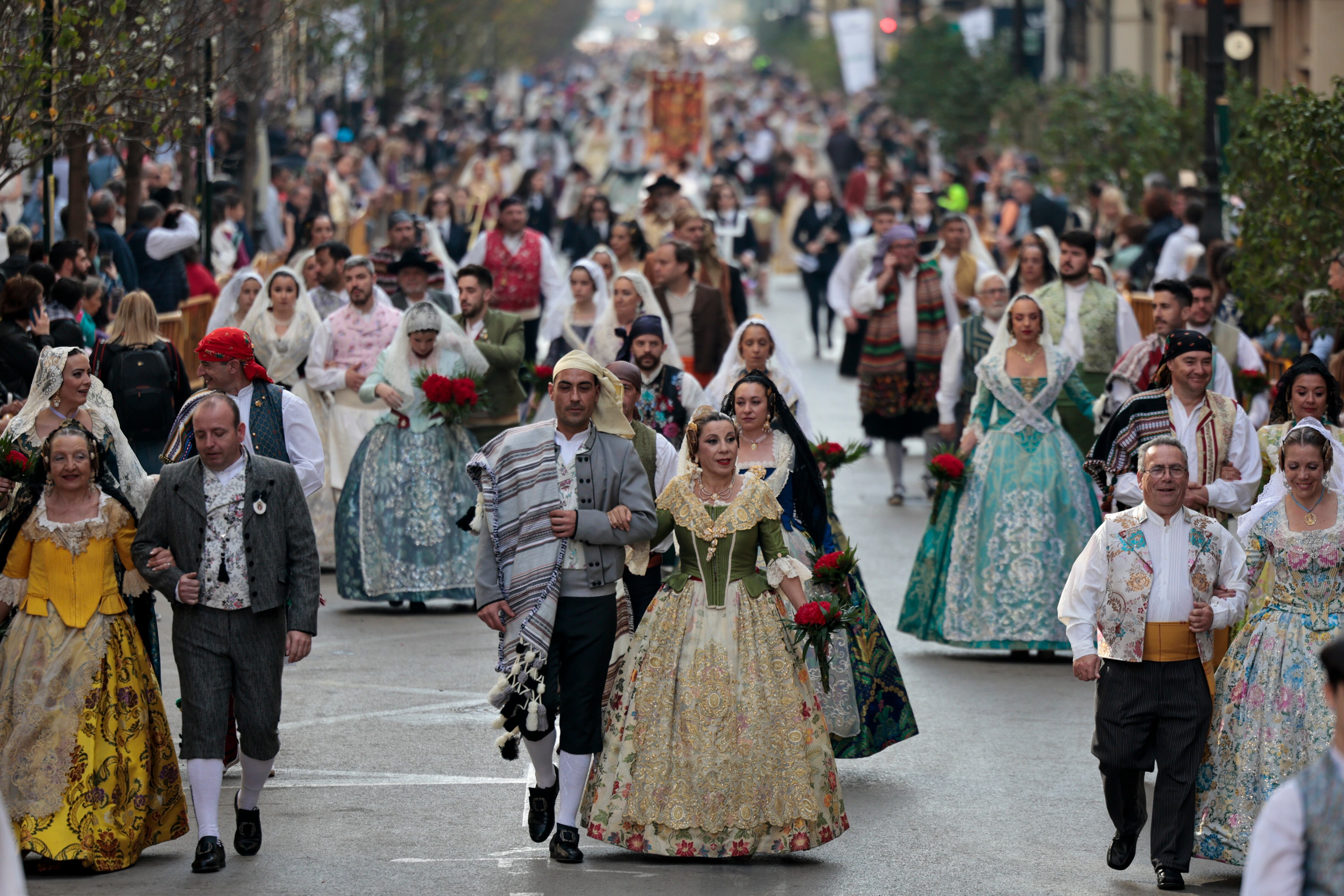 Un gran número de falleras participan en la Ofrenda floral a la Virgen de los Desamparados. EFE/Biel Aliño