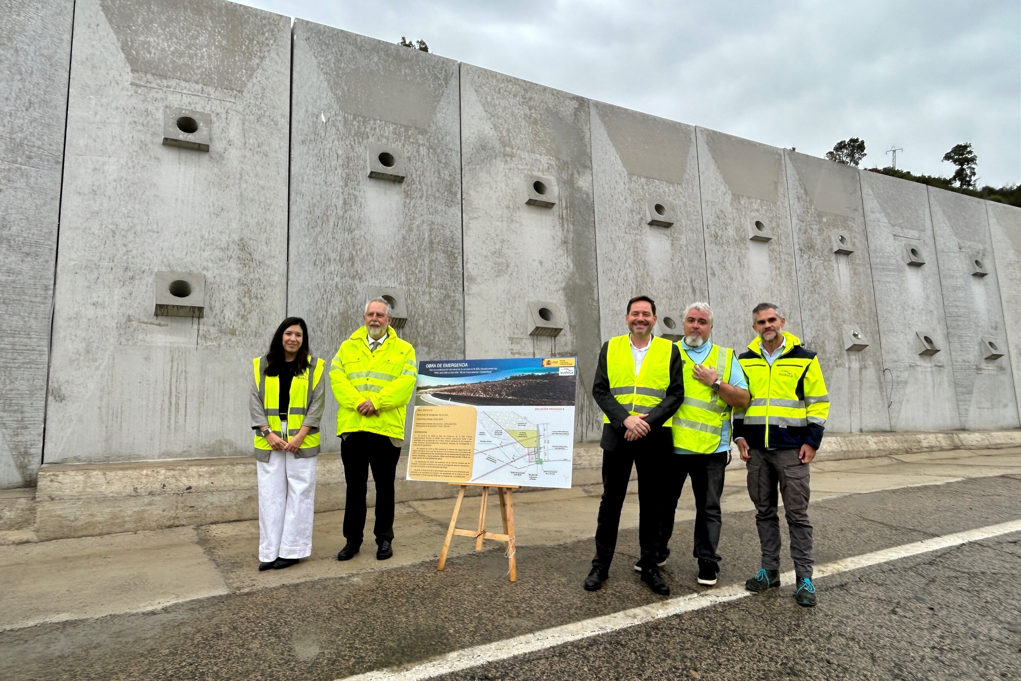 Autoridades visitando obra en Fuencaliente