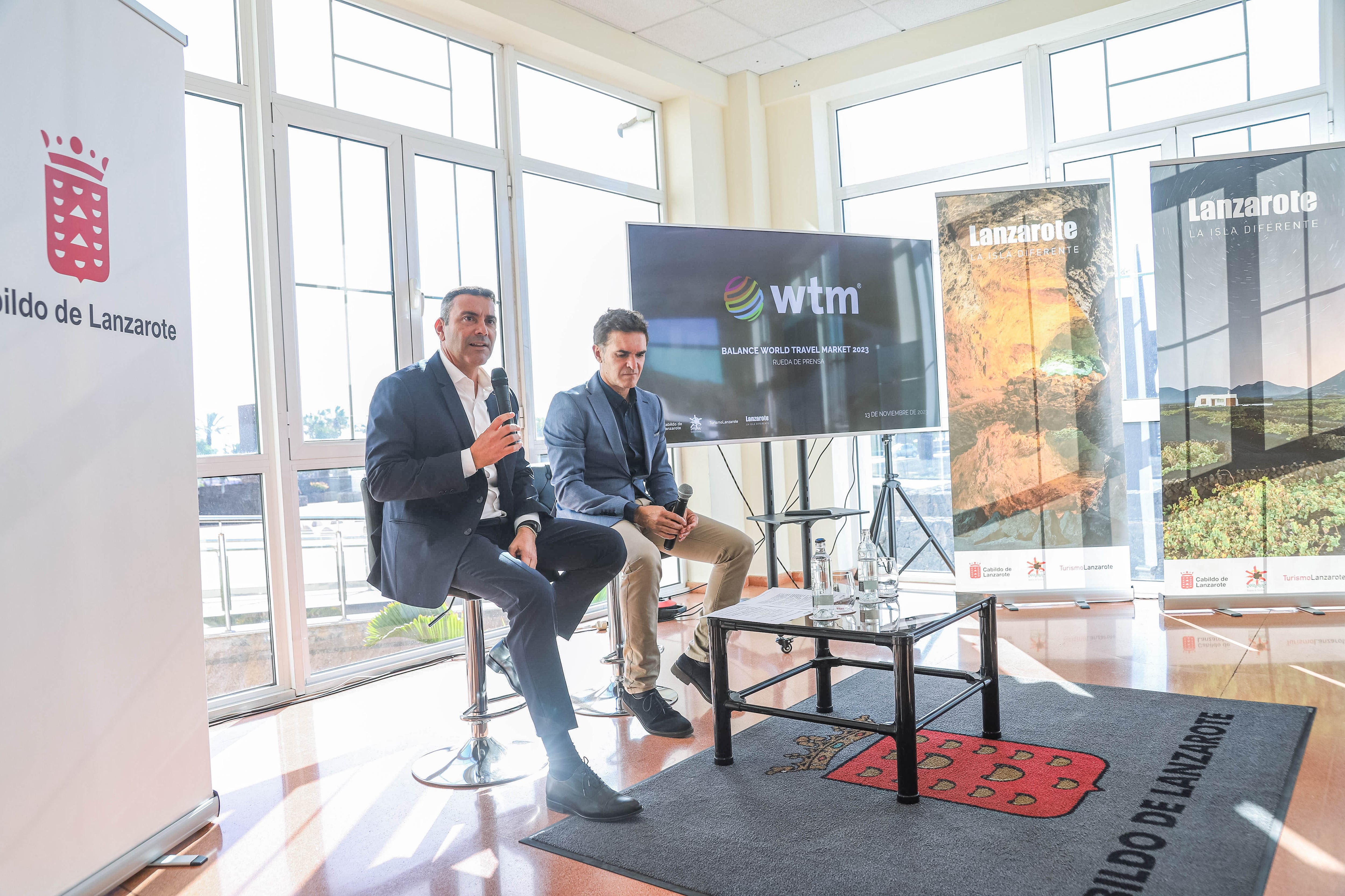 Oswaldo Betancort, presidente del Cabildo de Lanzarote, junto a Héctor Fernández, consejero de la Sociedad de Promoción Exterior de Lanzarote, ofreciendo el balance de la World Travel Market.