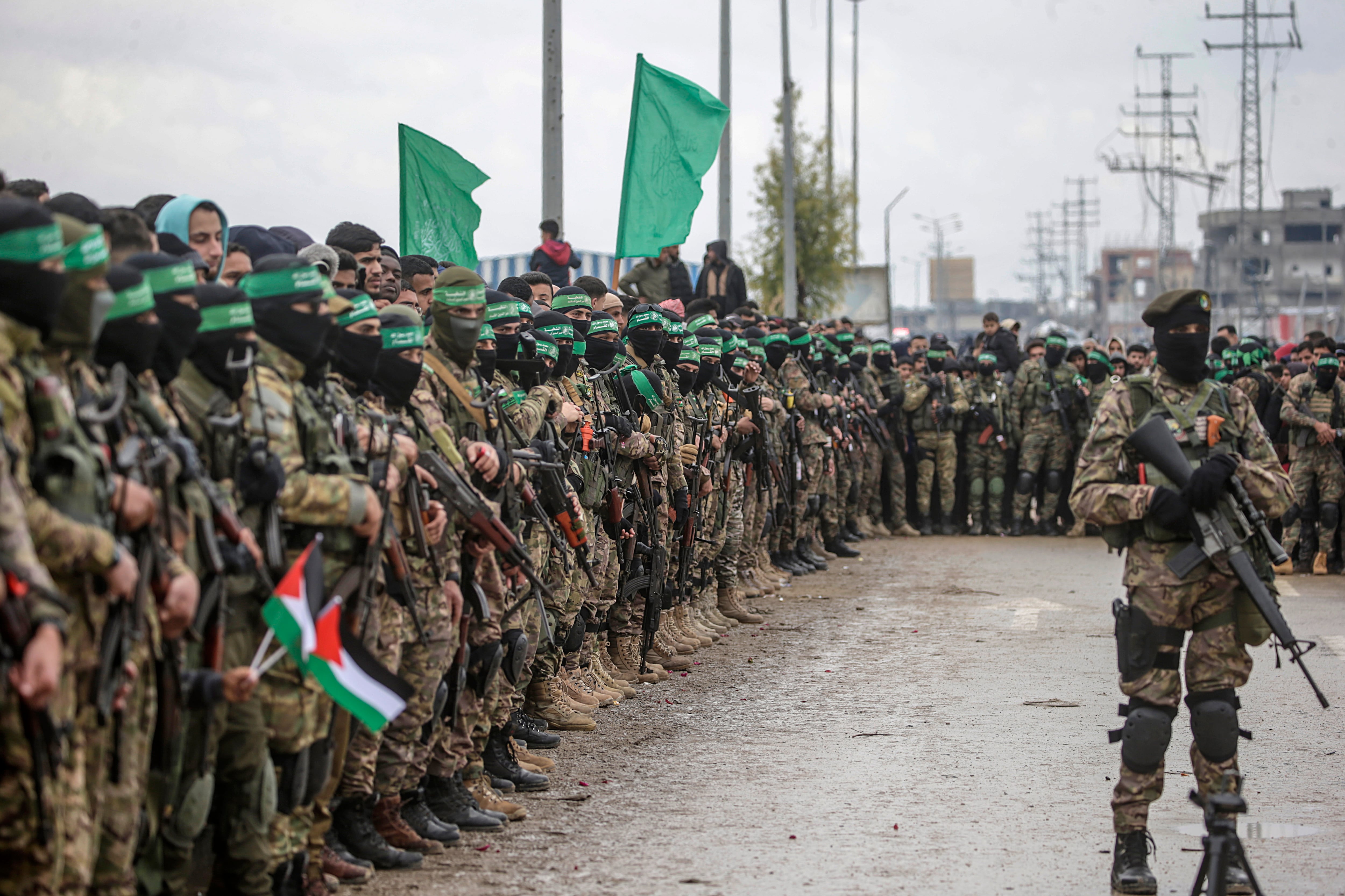 Hombres de Hamás en la última entrega de rehenes israelíes.