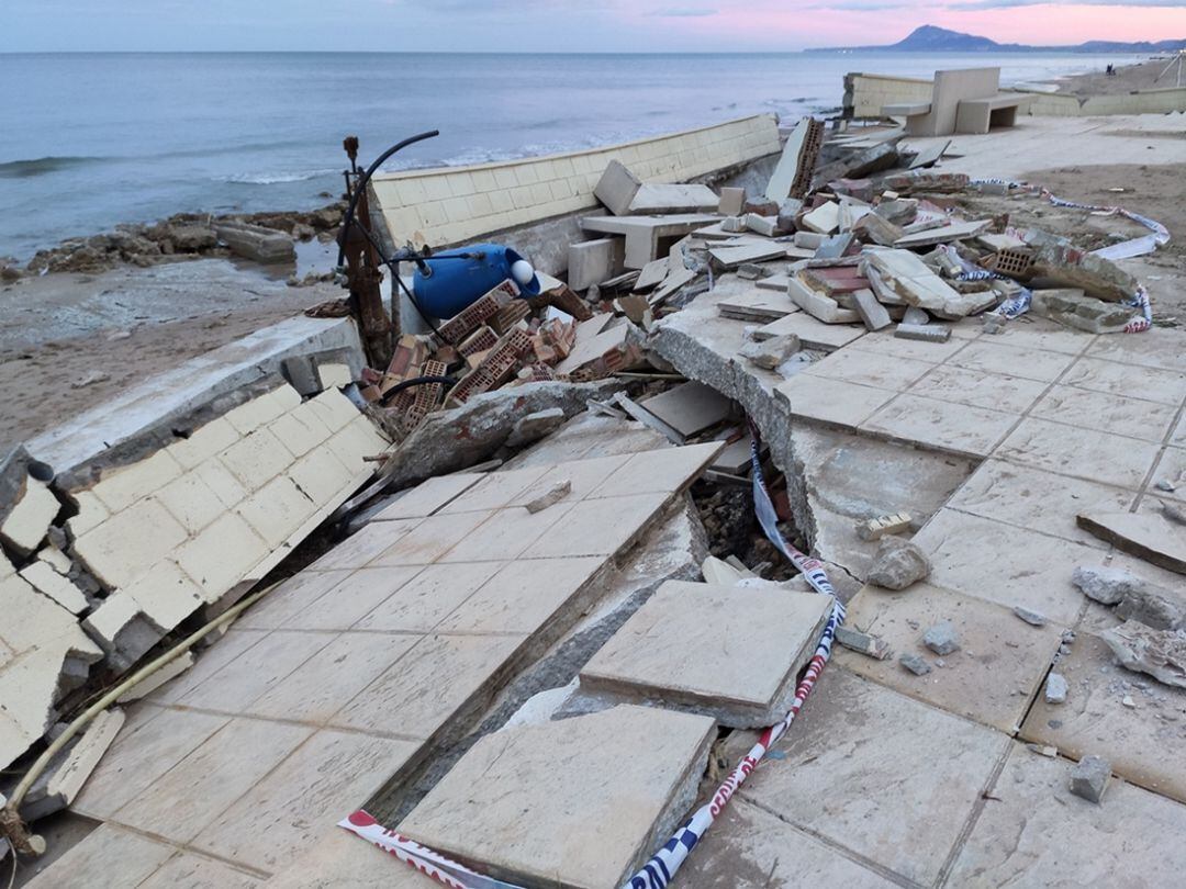 Destrozos en la playa de Bellreguard tras la borrasca Gloria 