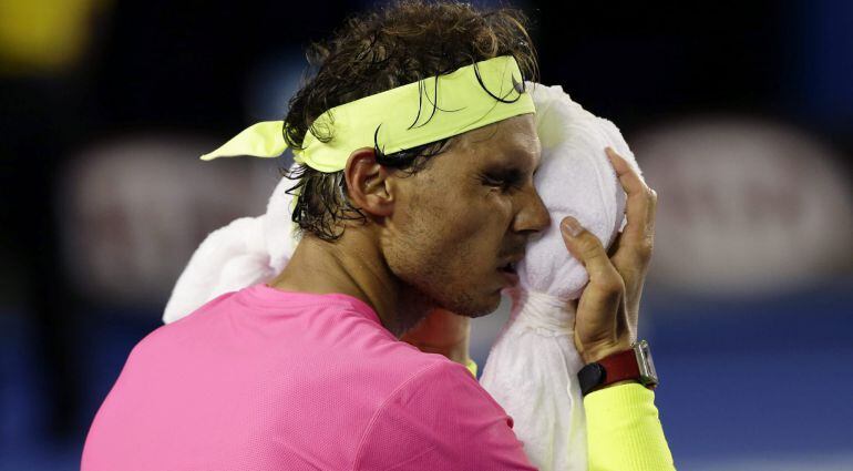 MLB60 MELBOURNE (AUSTRALIA) 20/01/2015.- El tenista español Rafael Nadal combate el calor durante un descanso de su partido de segunda ronda del Abierto de Australia de tenis contra el estadounidense Tim Smyczek en Melbourne, hoy, miércoles 21 de enero de